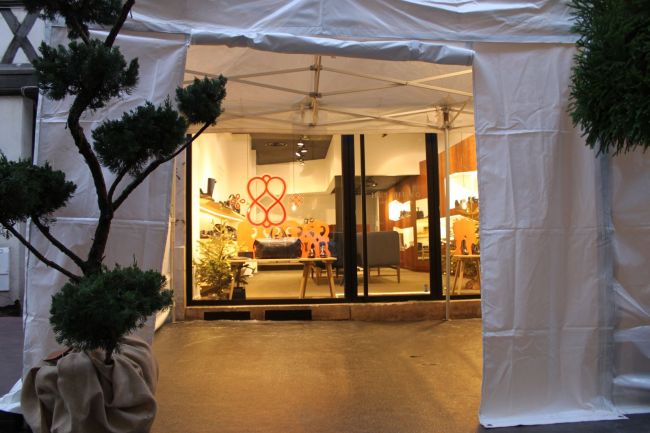 Tente louée devant un magasin de Rouen